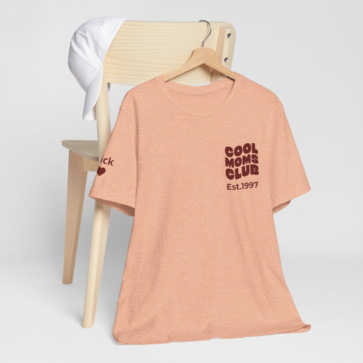 T-Shirt Cool moms club and first names on sleeve