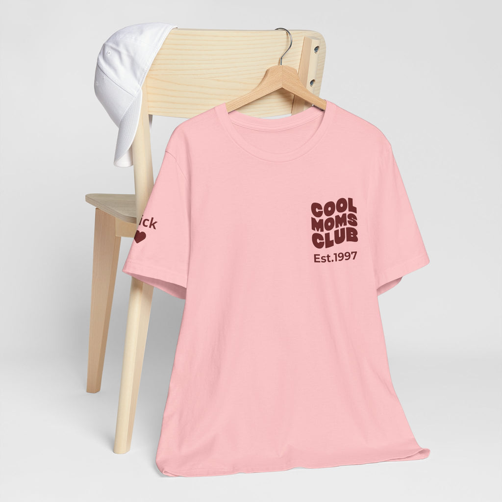 T-Shirt Cool moms club and first names on sleeve