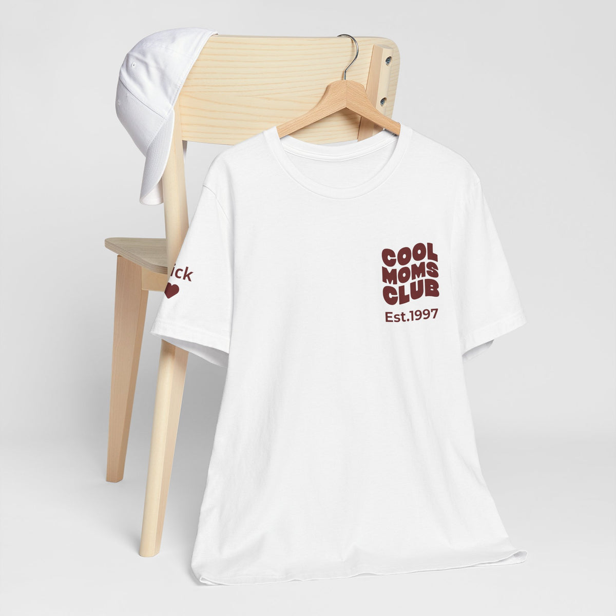 T-Shirt Cool moms club and first names on sleeve