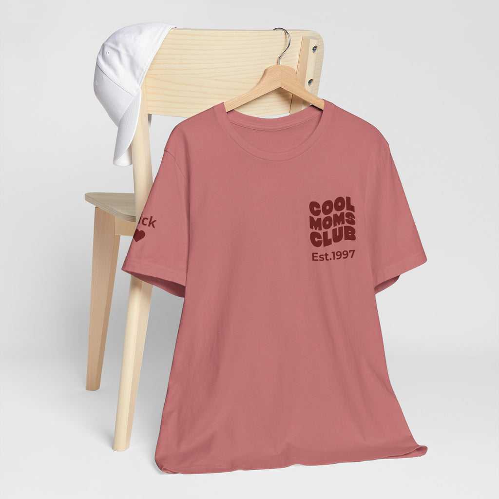 T-Shirt Cool moms club and first names on sleeve
